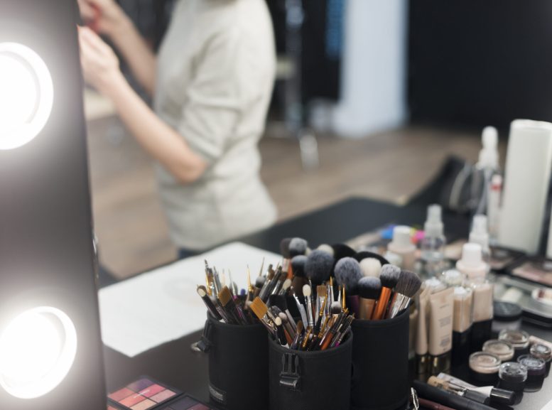 pinceles-de-maquillaje-y-cosmeticos-cerca-del-espejo